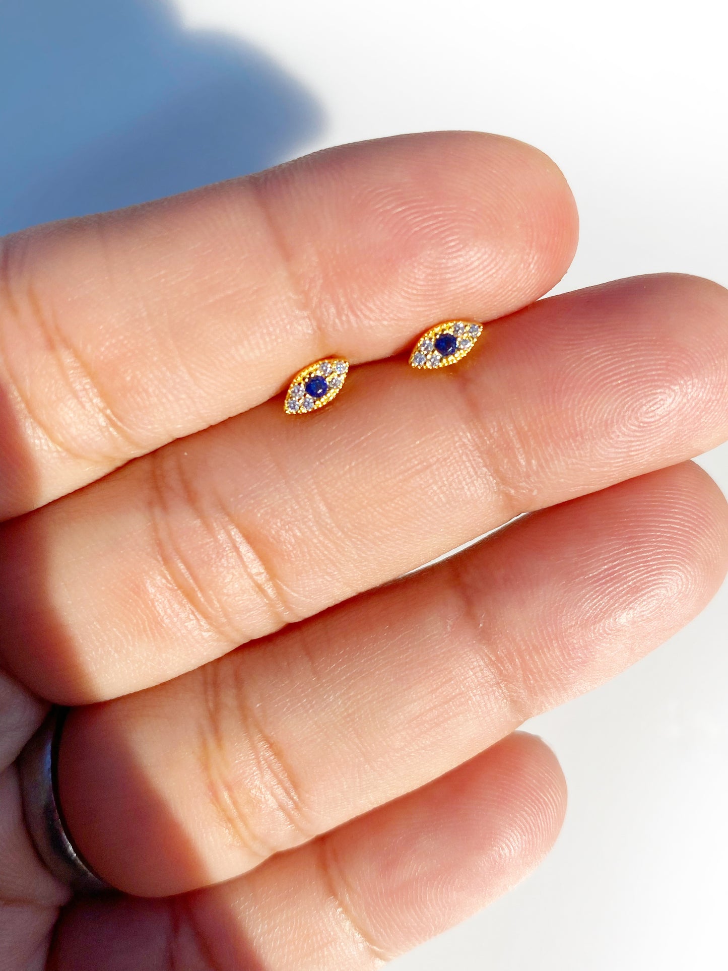 Aretes pequeños de ojo malvado