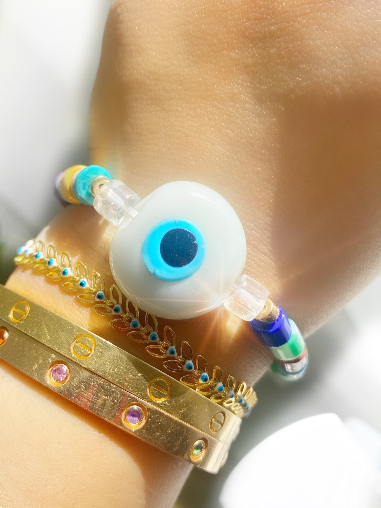 Pulsera de cuentas de vidrio con cilindro de mal de ojo