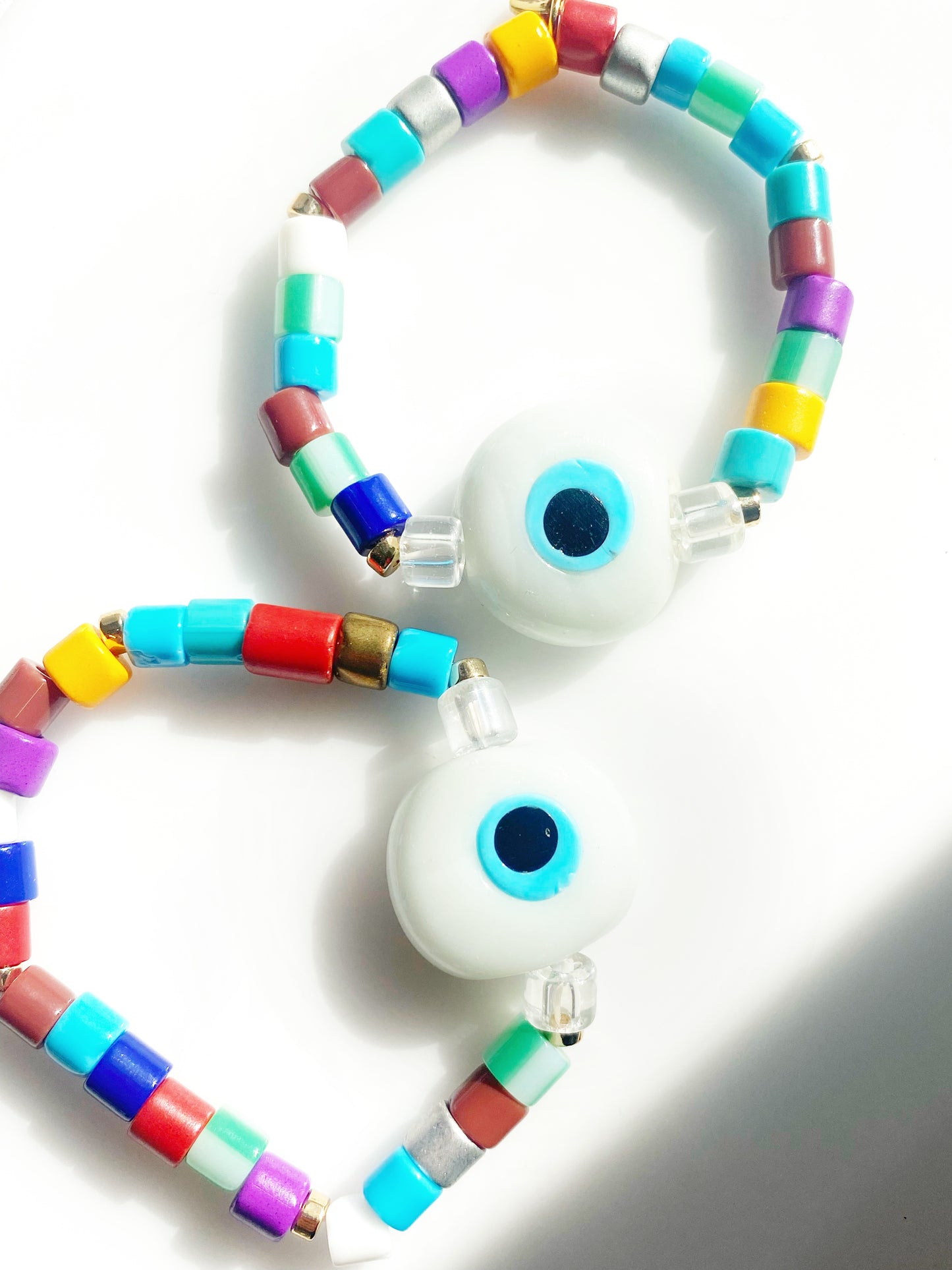 Pulsera de cuentas de vidrio con cilindro de mal de ojo